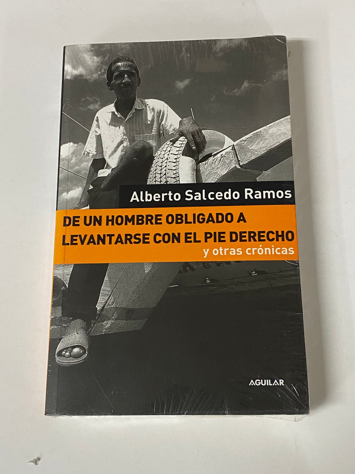 DE UN HOMBRE OBLIGADO A LEVANTARSE CON EL PIE DERECHO Y OTRAS CRONICAS- ALBERTO SALCEDO RAMOS