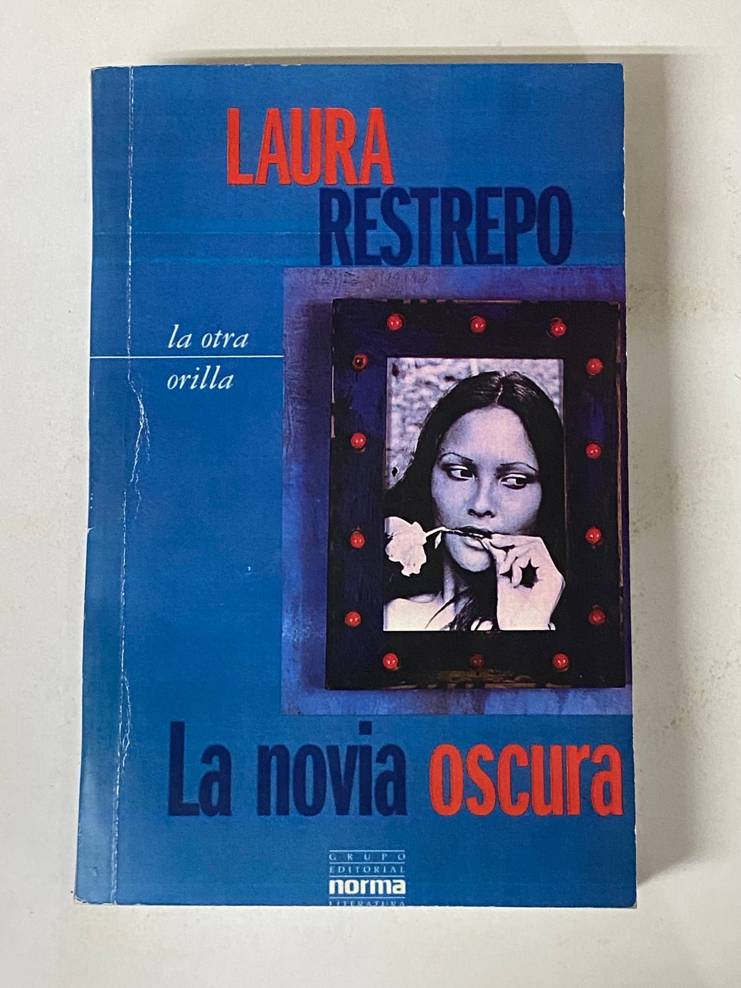 LA NOVIA OSCURA- LAURA RESTREPO